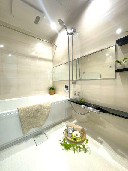 浴室 体だけでなく心の疲れも洗い流してくれるバスルーム。洗濯物を乾かす乾燥機能や、カビを抑制する換気機能を備え、雨の日に便利です。また、寒い時期には暖房機能で快適に入浴できます。