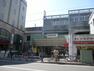 武蔵新城駅（●武蔵新城駅周辺には、スーパーやコンビニ、ドラッグストアなどが数多く展開されています。活気ある商店街もあり、毎日のお買い物には困りません●）