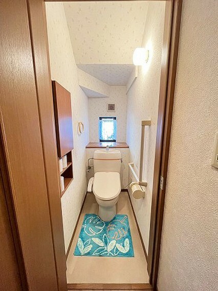トイレ 温水洗浄機付で快適なレストルーム。1階と2階に設置されていますので忙しい朝も安心です。