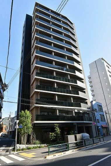 都営大江戸線「牛込柳町」駅まで徒歩約1分でアクセス良好。2021年8月施工の築浅マンションです。