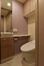 トイレ 省スペースでデザイン性のあるタンクレストイレ。手洗い器や上部吊戸棚など使い勝手にもこだわっています。