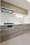 キッチン 作業スペースが広々とした2400サイズのシステムキッチン。食洗機付きで家事の時短も可能です。