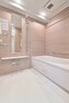 浴室 洗い場が広々とした1418サイズのバスルーム。雨の日の室内干しに便利な浴室乾燥機も備え付けです。