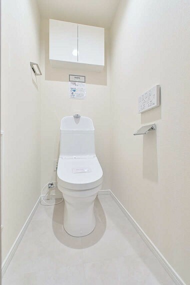 トイレ 現代の必需品、温水洗浄便座付きのトイレです。ホワイトベースで清潔感溢れる空間。