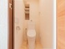 トイレ こちらは温水洗浄便座付きです。シンプルな色になっているのでお家の中でも落ち着ける空間の一つです。