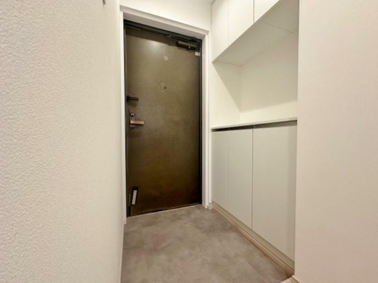 玄関 ～ENTRANCE～住まいの第一印象を決める玄関スペース、ホワイトベースにして高級感と清潔感を演出しました。