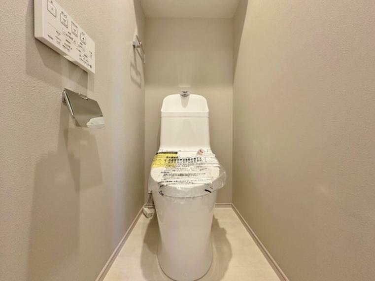 ～Toilet～　　　　　ゆとりをもったトイレの広さ、白を基調として落ち着く場を演出しております。ウォッシュレット完備！