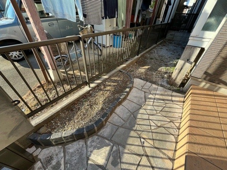 敷地内に散水栓や立水栓があると便利です。水道水を直接利用できるため、水を運ぶ手間を省くことが出来ます。大量の水を必要とする洗車作業や清掃などに役立ちます。その他設備とあわせて、現地でご確認ください。