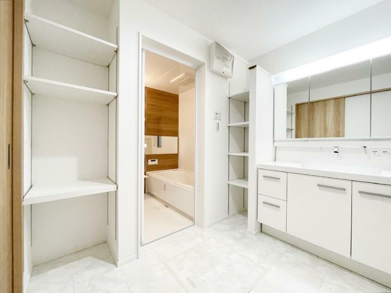 ランドリースペース 洗面室にもたっぷりの収納スペースを設置、タオル類や洗面道具もスッキリとしまえます