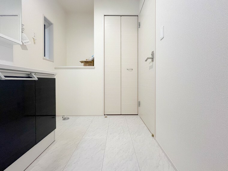 脱衣場 【Powder room】 （1号棟）脱衣所、洗面所は小さなプライベートスペース。歯磨き、洗顔と毎日施す個人空間。
