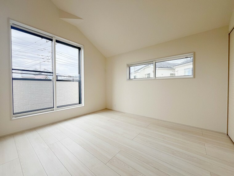 洋室 【Room-洋室】 （1号棟）シンプルにデザインされた室内。家具やレイアウトでお好みの空間に。