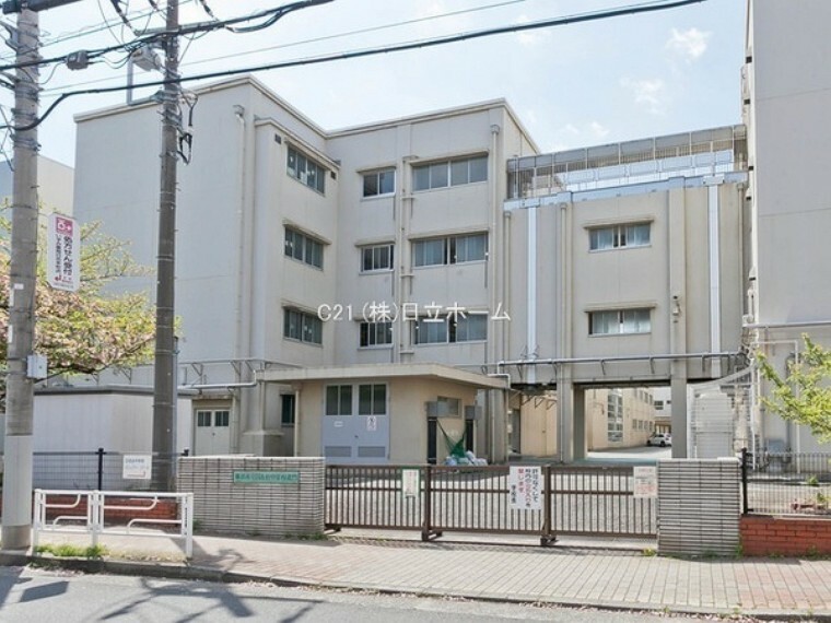 中学校 横浜市立日吉台中学校 横浜市港北区北部に位置する住宅地である日吉にある中学校である。横浜市で2番目にグラウンドが広い中学校。