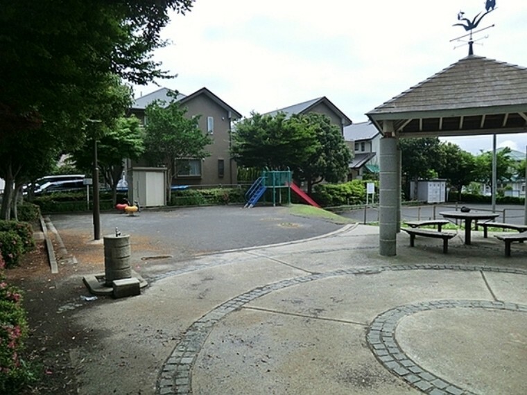 公園 仲町台ひぐらし公園 高台にある住宅街に囲まれた公園。あずまやがあります。