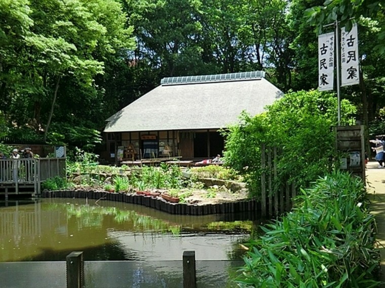 公園 せせらぎ公園 自然林に囲まれ、野鳥の多い、大きな池のある公園です。公園の奥には古い民家が移築されています。