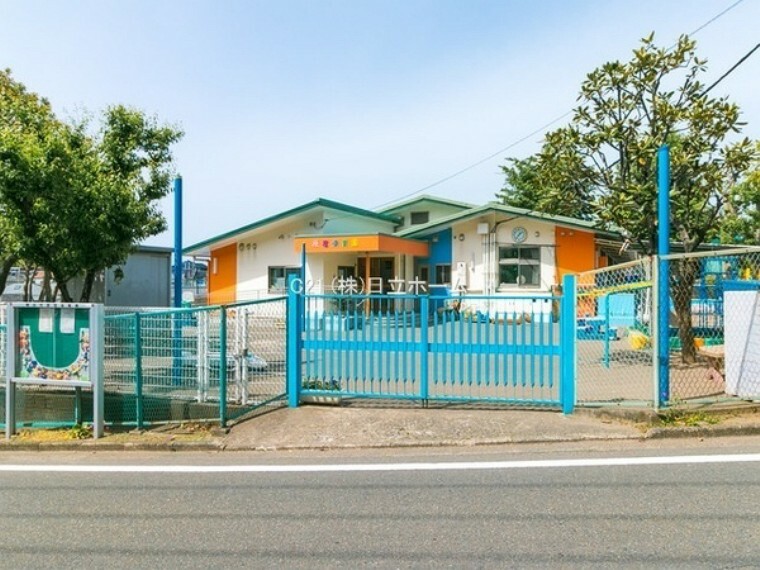 幼稚園・保育園 原宿保育園 リズム遊びなどで異年齢の交流を活発におこなっています。隣接した広場もあり、思いきり体を動かすことができます。