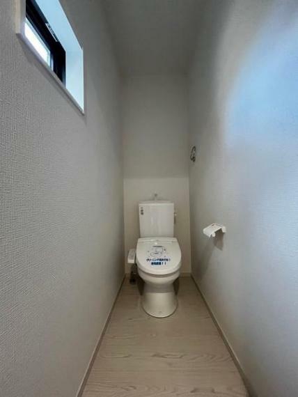 白を基調としたトイレは清潔感を感じさせくつろぎの空間へ導きます<BR/>小窓が閉塞しがちなトイレを明るく演出してくれます