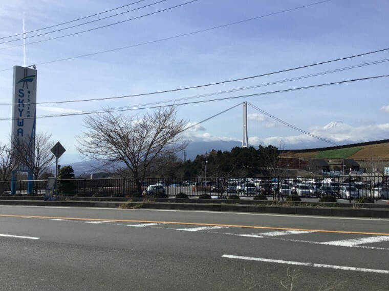 現地から6400m～6410m。車11分（最長）　三島スカイウォーク　全長400mの歩行者専用つり橋です。つり橋からは富士山や駿河湾を同時に楽しめます（HPより）。（約6,410m・徒歩81分）