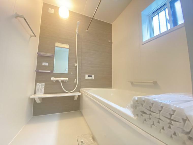 浴室 浴室:換気暖房乾燥機の他、窓もある為明るくなり、湿気対策にもなります。