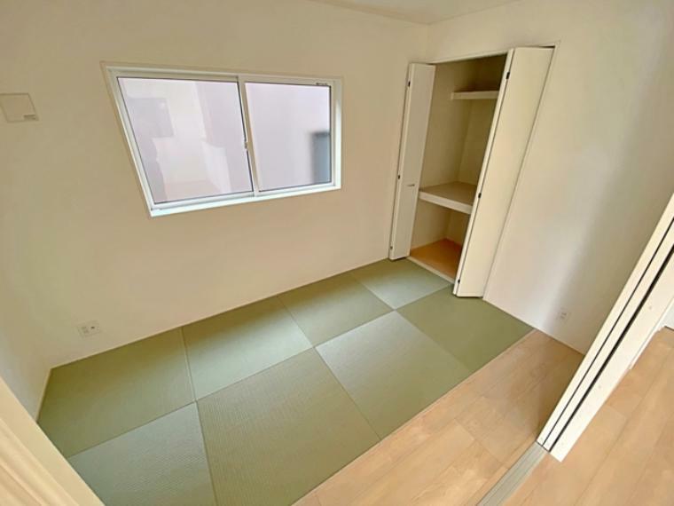 和室 デザイン性のある縁無畳を使った和室は、収納場所を設けており一つのお部屋としてもご利用可能です