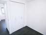 寝室 （洋室）各居室に収納スペースを確保！パイプハンガー付きのため、コート・ワンピースもキレイな状態で収納可能*