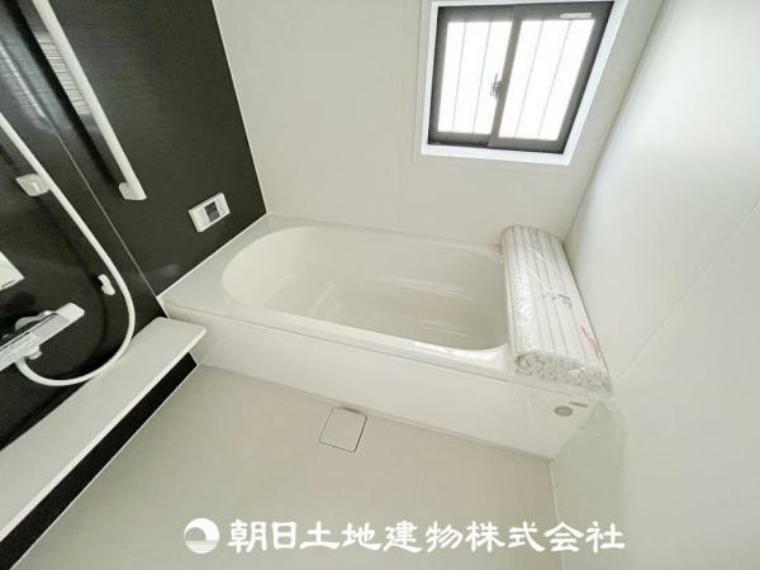 浴室 モダンな浴室が、くつろぎと清潔感を同時に提供します。