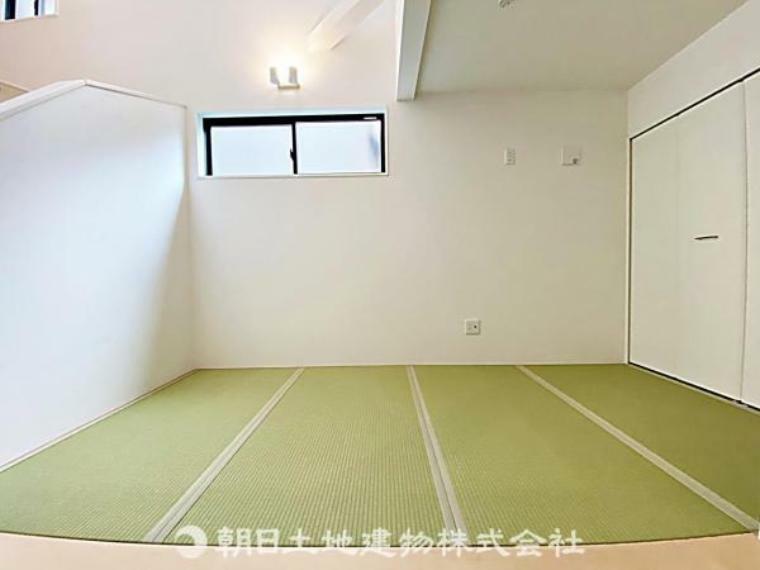 和室 リビング横には小上がりの畳コーナーがございます。