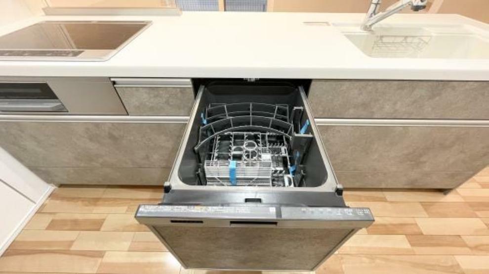 【食器洗乾燥機】手洗い時よりも水量を抑えながら、家事の負担を軽減します！