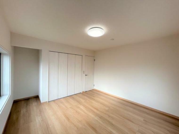 別角度からの2階8.5帖洋室です。クローゼットを新設し、照明はLEDの新品に交換しました。