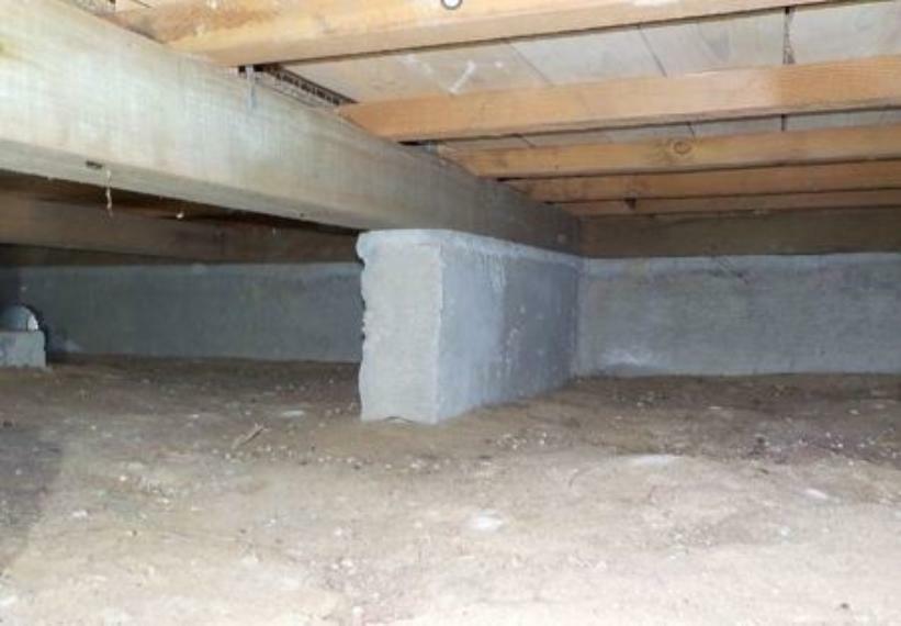 構造・工法・仕様 中古住宅の三大リスクである雨漏り、主要構造部分の欠陥や腐食、給排水管の漏水や故障を2年間保証します。その前提で床下まで確認の上でリフォームし、シロアリの被害調査と防除工事もおこないました。
