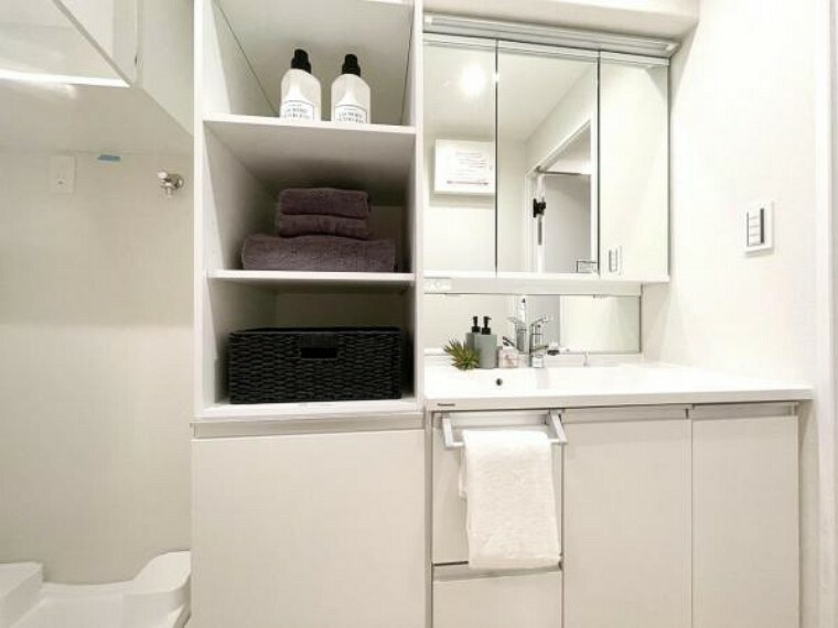 洗面化粧台 日用品のストックも大容量収納できる便利な収納スペースつき。清潔感のあるカラーで統一されています