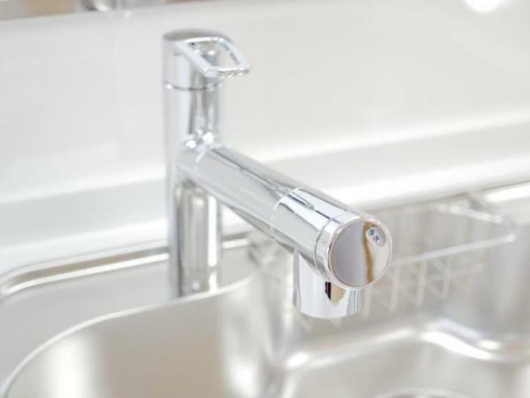 【浄水器】新品交換したキッチンの水栓金具はノズルが伸びてシンクのお手入れもラクラクです。水栓本体には浄水機能が内蔵されていて、おいしいお水をつくります。
