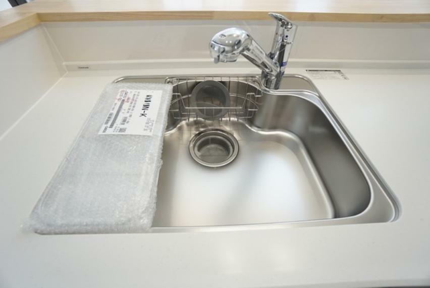 キッチン 広々とした凸型シンクに洗剤ポケットを標準装備。大きなお鍋など洗いやすいです。