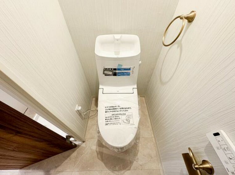 1階トイレは、洗浄機能・脱臭機能を完備。清潔な空間の印象です。