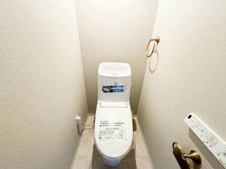 2階トイレも、洗浄機能を標準完備、清潔な空間が印象的です。