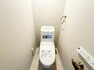 トイレ 2階トイレも、洗浄機能を標準完備、清潔な空間が印象的です。