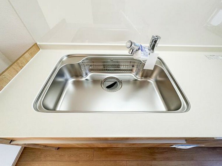 キッチン シャワー水栓が流水音や水はね音を減少。洗い物をしながらご家族の会話が楽しめます。