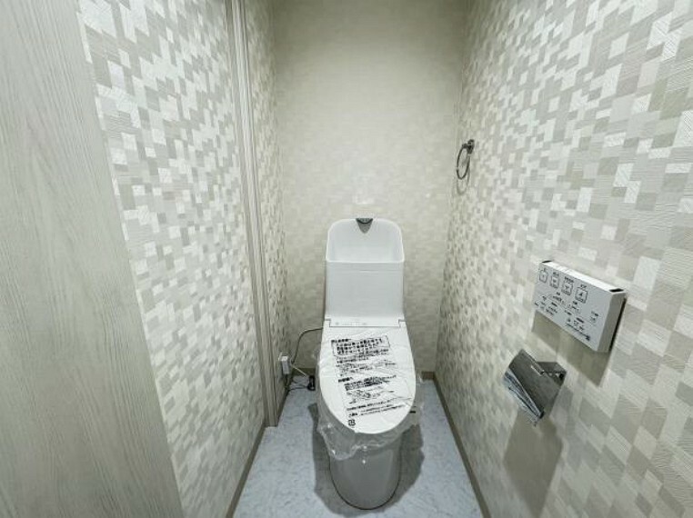 トイレ 1階トイレは、洗浄機能・脱臭機能を完備、清潔な室内を演出することが可能です。