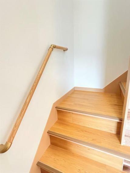 【リフォーム後写真】階段は手すりと滑り止めを新設しました。お子様や高齢の方にも安心して上り下りできますね。