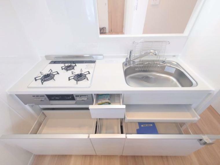 キッチン システムキッチンには、上部吊戸棚はもちろん、ストッカー式の収納搭載。