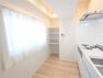 キッチン キッチンのサイドに収納棚を設置。窓のあるキッチンは、明るく換気もしやすい配置です。