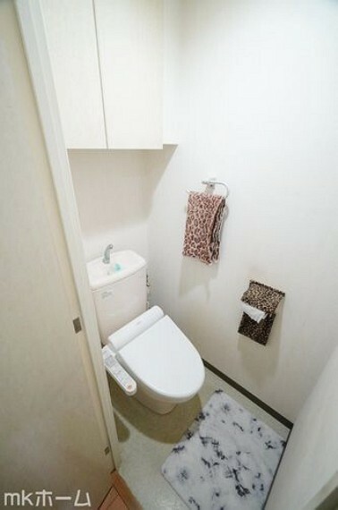 トイレ 温水洗浄便座付きのトイレです！設置された小物入れはトイレットペーパーやお掃除用具の収納にも便利！