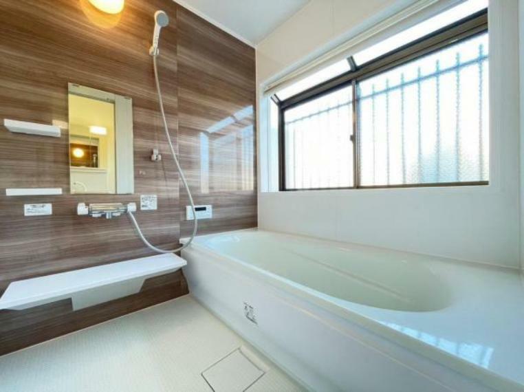 浴室 清潔感と和らぎあるカラーで統一し、ゆったりお使い頂ける柔らかな曲線で構成された、半身浴も楽しめるバスタブが心地よさをもたらします。（2024.2.9　撮影）