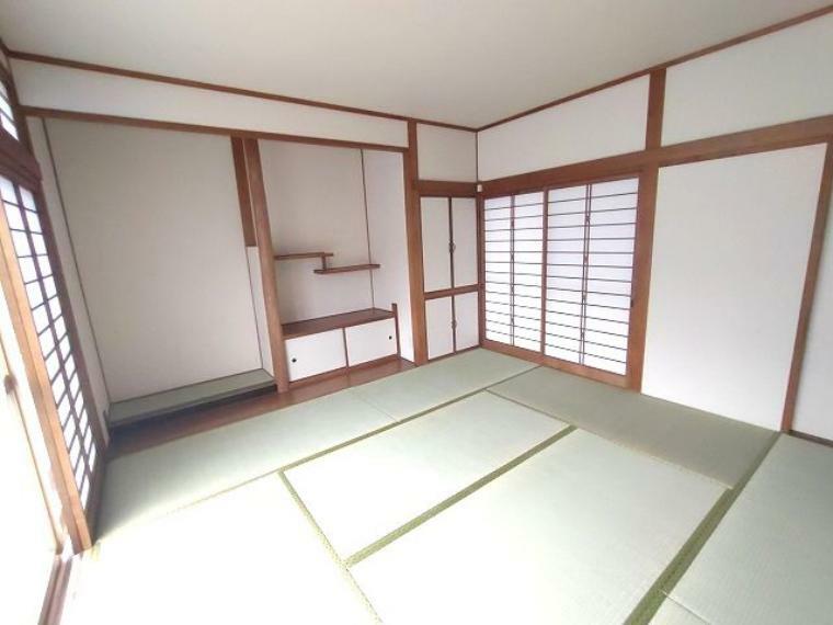 和室 床の間のある和室。2面採光で明るいお部屋です。