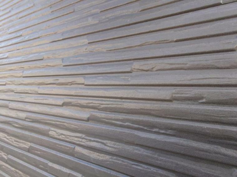 建物建築の外壁の主流となっているサイディング仕様は、板を外壁に貼り合わせる施工方法です。金属系・木質系・窯業系があり、断熱性や耐用性などが異なります。外壁の色やデザインなど詳細は現地でご確認ください。