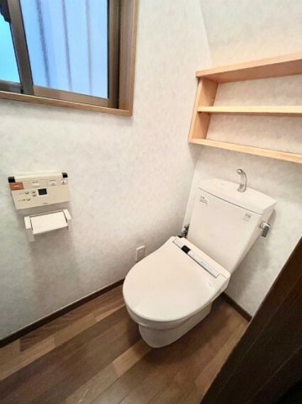 そのゆったりとした空間には洗練されたデザインのウォシュレット付きトイレを装備