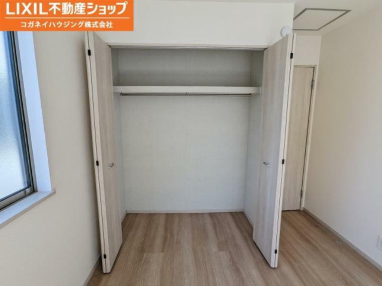 収納 収納も各部屋にございます。パイプハンガー付いてますので、コートやスーツなども楽々収納可能です。