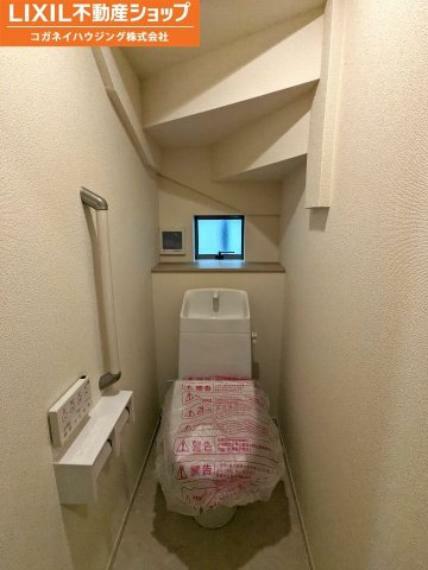 トイレ シャワー機能付きのトイレは、清潔感が印象的な空間となっております。