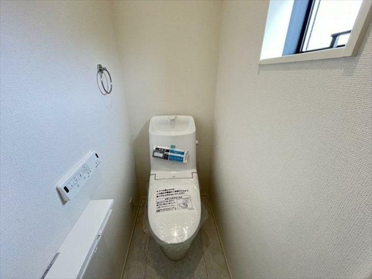 トイレ 2階トイレ:小窓から優しい光が入ります。ペーパーホルダーの上には、芳香剤を置いたり小物を置くことができますね。（2024年5月23日撮影）