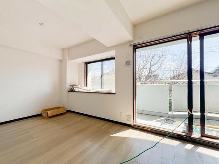 居間・リビング LDKは清潔感溢れるホワイトで統一されており、太陽の光を反射し、いつも室内を明るく保つことができます。どんな家具や小物の色でも合わせやすいのが嬉しいですよね。