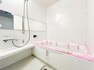 浴室 「一日の疲れを落としてくれる場所は、一番落ち着く場所でなければならない」　高級感溢れるカラーと大きさ・柔らかな曲線で構成された半身浴も楽しめるバスタブが心地よさをもたらします。